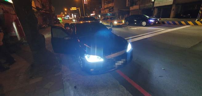 李姓男子驾驶黑色轿车，疑因行车纠纷，在国道行进间遭对方持枪轰伤左手腕送医。（民眾提供/王文吉台中传真）