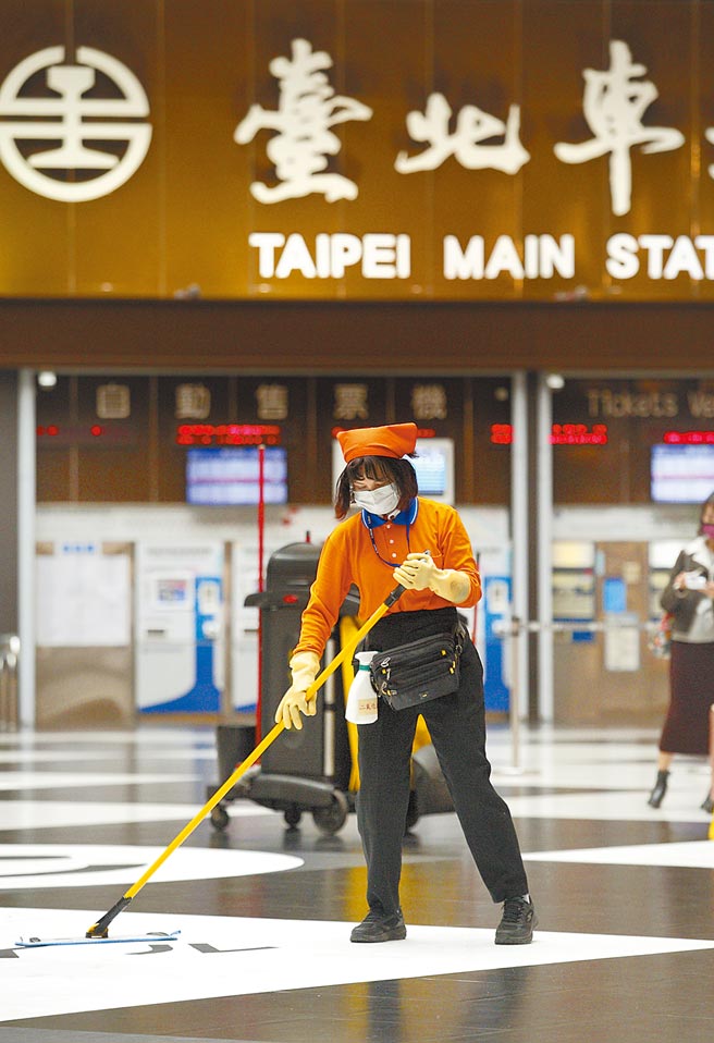 大法官20日作成釋字807號解釋，宣告《勞基法》第49條第1項限制女性深夜工作違憲，女性工作時間將大幅鬆綁。圖為台北火車站女性員工清潔地板。（本報資料照片）