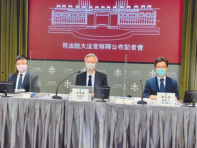 劳基法规定，雇主不得让女性劳工在晚上10点到凌晨6点工作，除非雇主经工会同意，或经劳资会议同意后，且提供必要之安全卫生设施、交通工具或安排女工宿舍，司法院大法官作成释字807号解释，宣告违宪、即日失效。(林伟信摄)