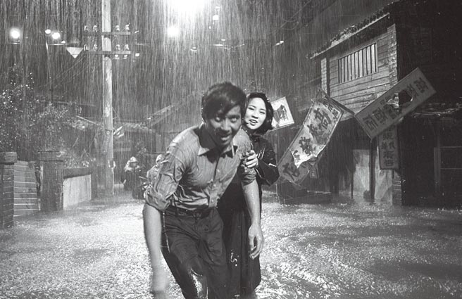 李行导演将郑丰喜遗着《汪洋中的一条船》拍成电影，表现一个人在困境中坚忍不拔奋斗的精神。图中场景是在中影摄影棚内拍摄。（本报资料照片）