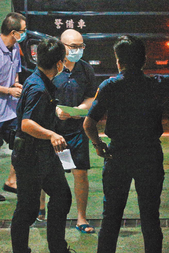 民进党台北市党部前评委召集人赵映光的儿子赵介佑（中）20日被依违反《组织犯罪条例》、贩卖二级毒品、加重诈欺等罪起诉，移送台北地院审理后，裁定赵介佑羁押。（杜宜谙摄）