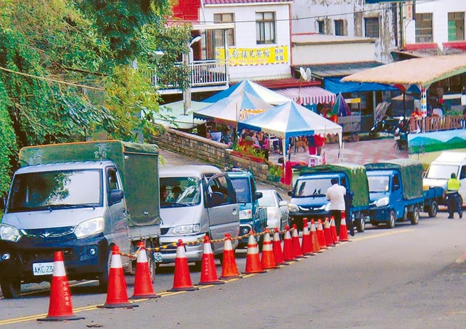 高雄市桃源區受困居民一大早6點多就開車排隊等候，準備前往台東採買及辦事。（高雄市原民會提供／林雅惠傳真）