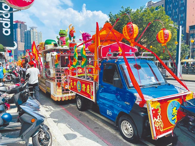 基隆中元祭傳承167年，20日下午舉辦迎斗燈遶境遊行。（張穎齊攝）