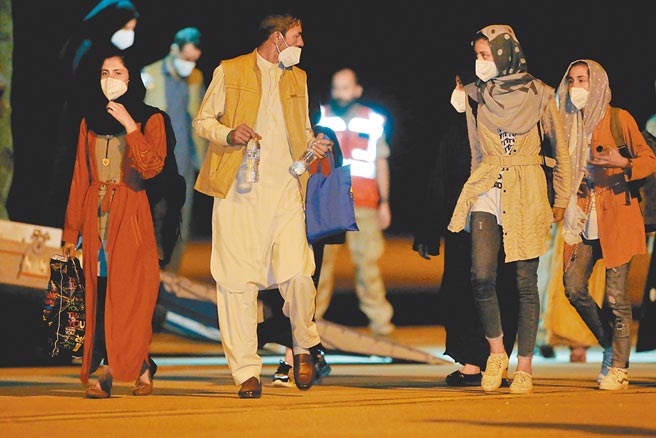 據《華爾街日報》19日獨家披露，上月中旬，美國國務院便曾收到機密電文警告，阿富汗首都喀布爾可能很快就會淪陷。圖為西班牙首批撤出阿富汗人員抵達馬德里。（新華社）