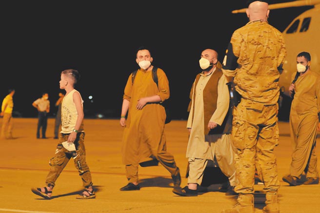 阿富汗體育運動總局19日證實，當天搶攀運輸機，不幸送命的其中一名死者，是國家青年足球隊球員安瓦里。該局在社群媒體發文說，確認安瓦里已從軍機墜落身亡。圖為西班牙首批撤出阿富汗人員在馬德里走下飛機。（新華社）