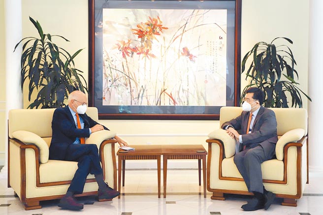 中國駐美大使秦剛（右）19日會見美中關係全國委員會會長歐倫斯（Steve Orlins，左）。（摘自中國駐美大使館）