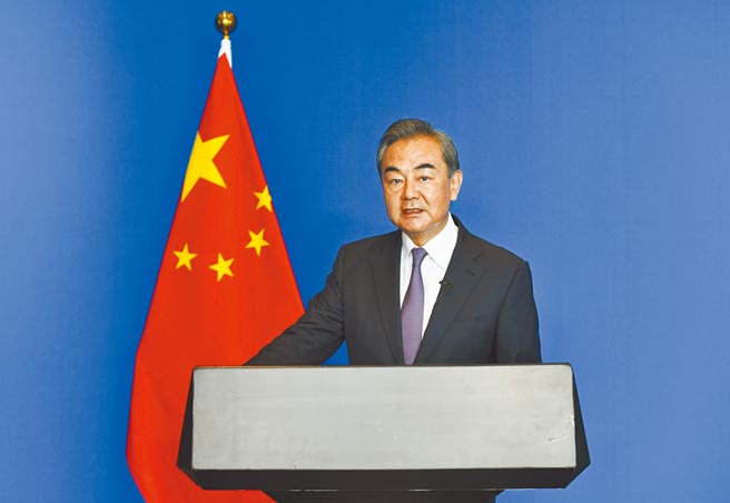 中国外长王毅19日与英国外交发展大臣拉布通电话时表示，要避免阿富汗再次成为恐怖分子聚集地。图为王毅日前在「上海合作组织日」招待会上致辞。（新华社）