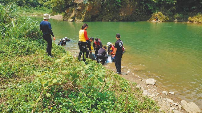 14歲陳姓少女19日下午2時許，在新北市石碇區八分寮楓林橋下為了救人反被溪水沖走，警消20日上午尋獲少女遺體。（翻攝畫面／葉書宏新北傳真）