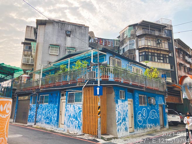 永和区秀朗路某建物2楼违建隔套房出租有公安疑虑，遭新北市拆除大队拆除。（新北市工务局提供／陈慰慈新北传真）