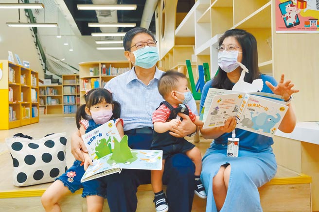 新竹县文化局今年度「悦读开心‧阅读起步走」活动即日起正式开跑，县长杨文科（左）亲自推广亲子阅读。（庄旻静摄）