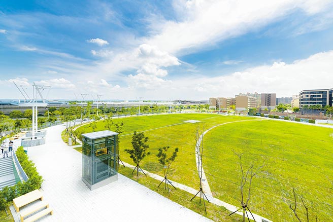 可举办演唱会、露营野餐、艺文表演、光雕艺术、露天电影等多元活动的桃园流行音乐露天剧场「桃园阳光剧场」，已于2021年6月完工。（桃园新闻处提供／萧灵玺桃园传真）