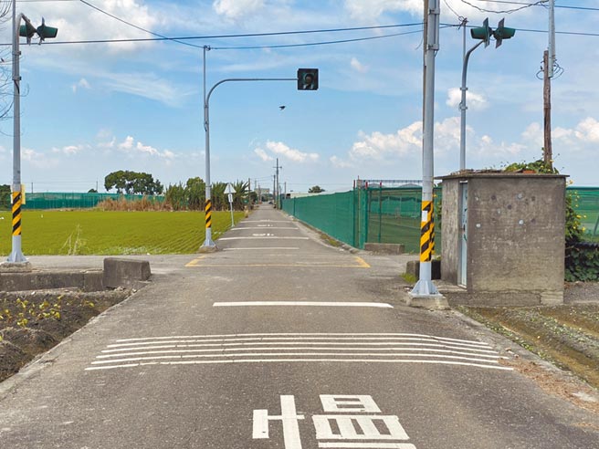 云林县府选择3乡镇市推动无号志路口画设「停、让」字样，盼降低产业道路车祸比率。（周丽兰摄）