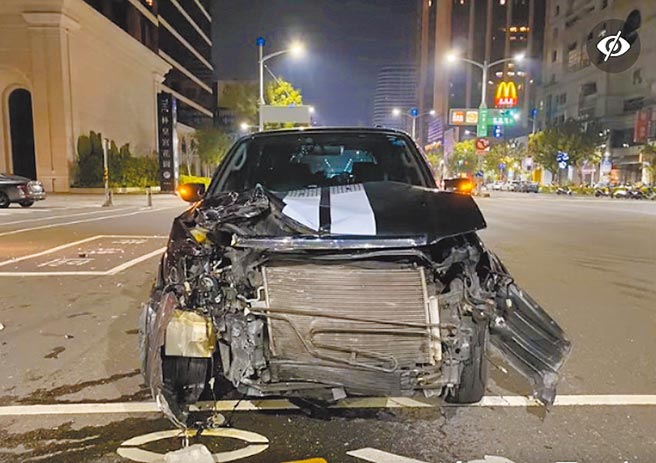 超速违规案件成为高雄上半年冠军，图为今年初鼓山区直行车超速行驶撞上左弯黑车，黑车车头全毁。（翻摄照片／石秀华高雄传真）