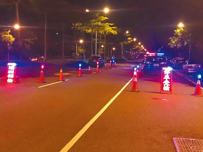 高雄市警方在車流回歸後，在路口設攔檢站防止酒駕行為。（高雄市警局提供／石秀華高雄傳真）