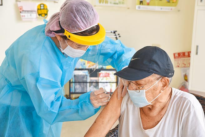 澎湖常住人口第1剂疫苗涵盖率突破80％，全国第一名。（陈可文摄）