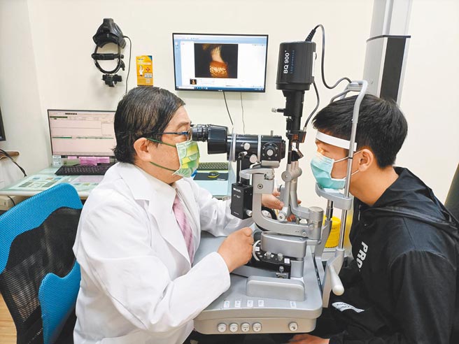 谢姓男復健师打完AZ疫苗后双眼出现飞蚊症，就医1周后自癒。（洪启庭提供／袁庭尧高雄传真）