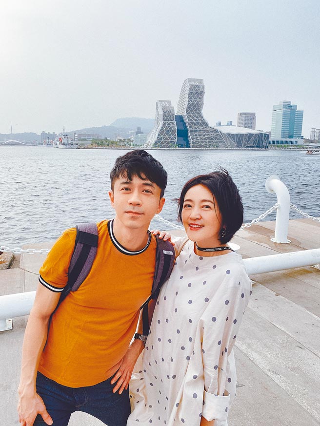 光良（左）期盼制作人好友李欣芸能够得奖。（星娱音乐提供）