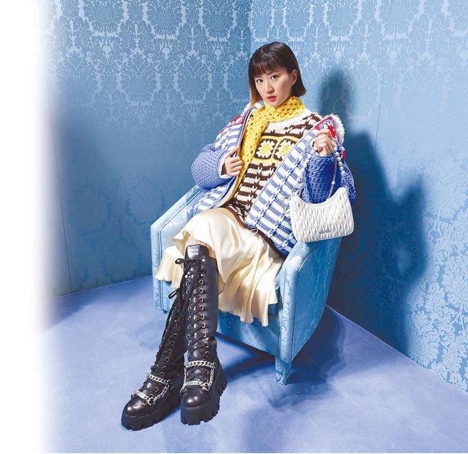9m88疫情後首度公開露面，她身穿Miu Miu秋冬服裝亮眼登台。Miu Miu翻領鉤織夾克12萬5000元、鉤織羊毛毛衣8萬6000元、鉤織綢緞洋裝17萬元、金屬飾鍊皮革長靴7萬6000元、鉤織羊毛圍巾1萬6500元、Matelasse珍珠手提肩背包5萬2000元、羊毛長襪1萬6500元。（Miu Miu提供）