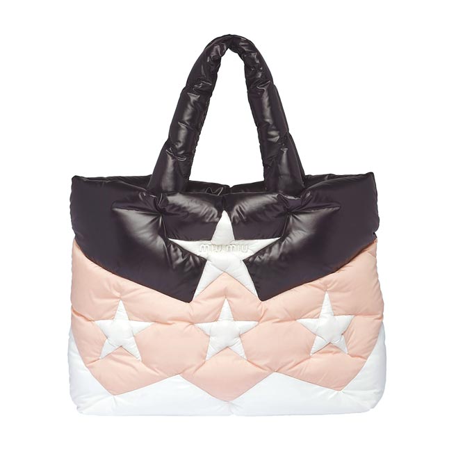 Miu Miu星星尼龍托特包5萬4000元。（Miu Miu提供）