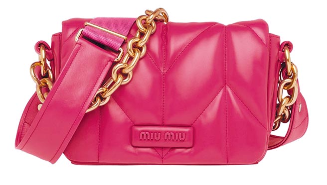 Miu Miu Nappa絎縫皮革肩背包7萬2000元。（Miu Miu提供）