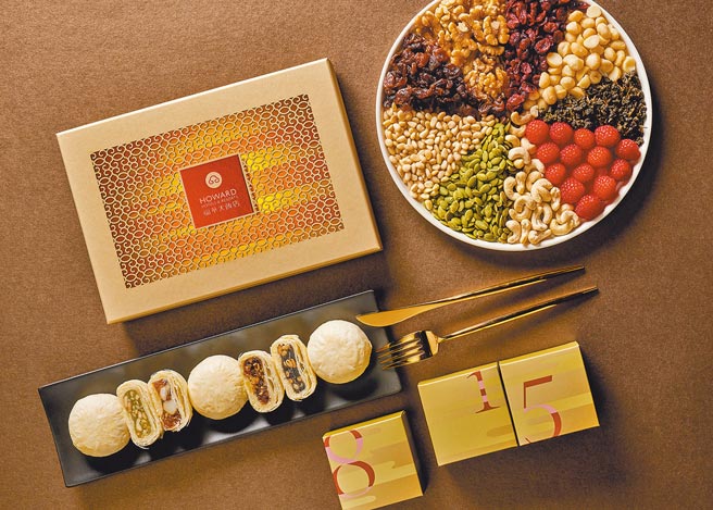 台北福华大饭店今年打造5款中秋礼盒，其中江南春推出的「桂月」苏式月饼礼盒网罗6款口味，每盒12入1380元；外盒为雷雕附LED灯的金色环保礼盒。（台北福华大饭店提供）