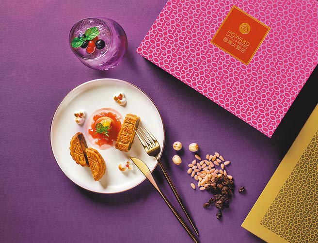 珍珠坊的「皓月」广式中月饼礼盒，每盒6入1180元，包含泥核桃、莲蓉蛋黄、酒酿桂圆蛋黄、乌龙茶脆梅、伍仁金腿、凤梨澄沙奶黄6款口味。（台北福华大饭店提供）