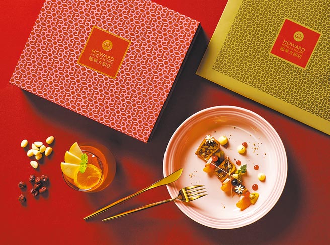 珍珠坊的「映月」广式小月饼礼盒，每盒12入980元，包含6款口味；也可将小月饼另外自行搭配水果丁，体验不一样的风味。（台北福华大饭店提供）