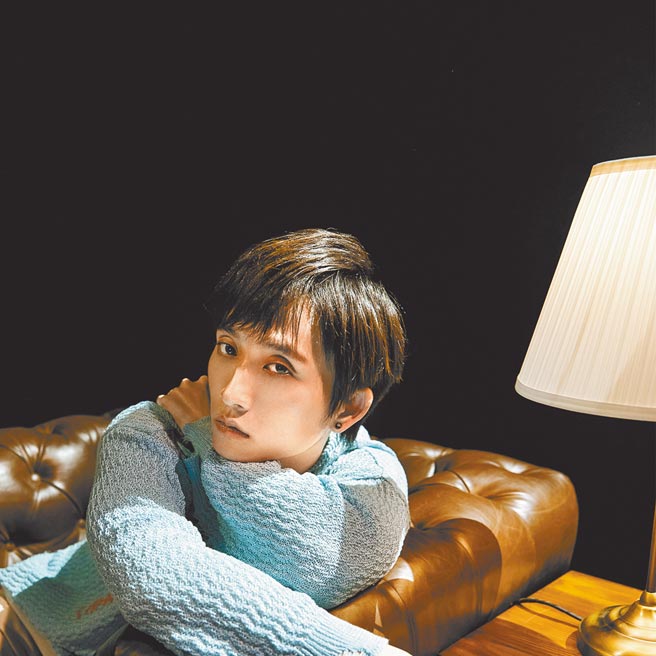 邱锋泽以新歌〈微笑分手〉分享心情，此刻的他也已全然放下。（原音兄弟提供）