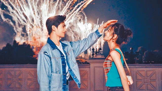 楊洋和迪麗熱巴在電視劇《你是我的榮耀》甜蜜劇情掀起討論。（WeTV提供）