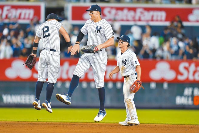 洋基昨以7比5击退双城，球员赛后庆祝近来的7连胜。（美联社）