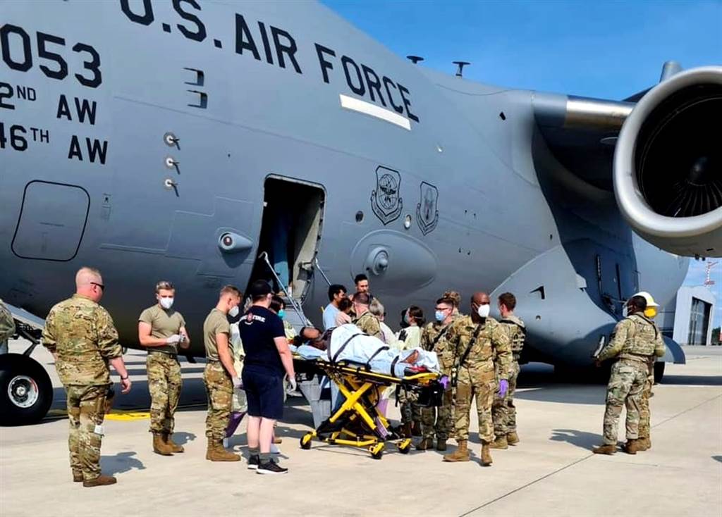 一名阿富汗妇女21日顺利在美军C-17运输机上产下女婴。（图／截取自美军空军机动司令部官方推特）(photo:ChinaTimes)