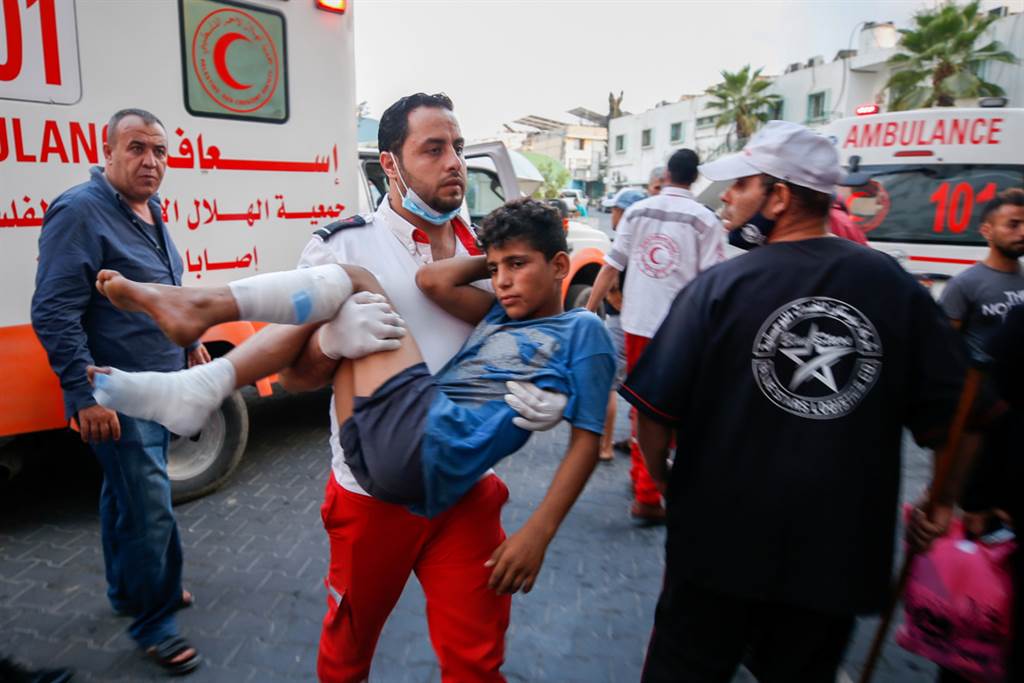 一名受伤的巴勒斯坦少年在抗议活动中受伤。卫生官员说，年纪最小的伤者大约是13岁的巴勒斯坦男孩，他头部中弹图/路透社(photo:ChinaTimes)