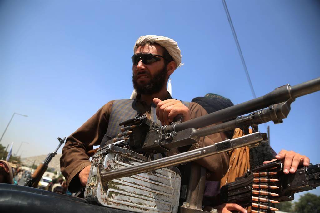 塔利班掌控阿富汗，但在东北部遭到前政府残部反击。图为一名塔利班民兵，在首都喀布尔街头巡视。新华社(photo:ChinaTimes)