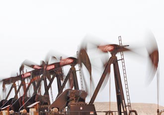 雙利空來襲 油價單周挫逾8%