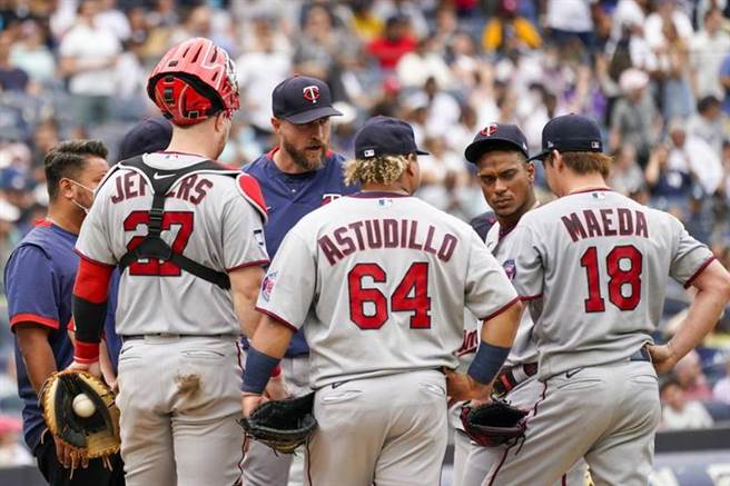 雙城投手前田健太(右)手臂受傷被換下場。（美聯社）