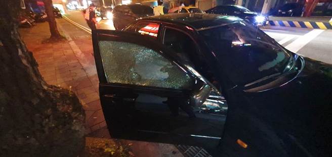 国道1大雅交流道发生罕见行进间枪击案，一对情侣遭逼车后，后方车辆超到一旁开枪，男驾驶手腕中弹送医。(读者提供/王文吉翻摄)