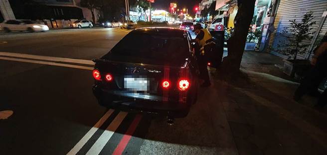 国道1大雅交流道发生罕见行进间枪击案，一对情侣遭逼车后，后方车辆超到一旁开枪，男驾驶手腕中弹送医。(读者提供/王文吉翻摄)