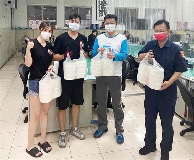 南屯区某便当业者，体恤波丽士大人于疫情期间勤务繁忙，特捐赠40个爱心便当供员警享用，大伙吃饱了再继续打拼！（警方提供）
