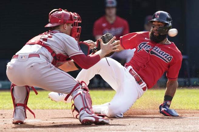 印地安人罗萨里欧(右)滑回本垒遭触杀出局。（美联社）