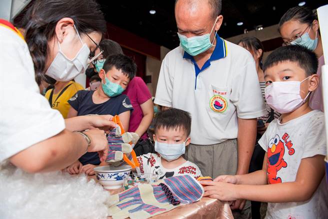 今天是祖父母節，台中市家庭教育中心特推出「祖孫傳情千里e線牽-中市祖父母節線上系列活動」。（台中市政府提供）