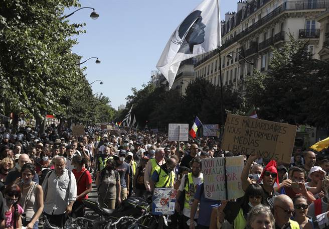 雖然法國境內大多數人都已接種COVID-19疫苗，但抗議民眾堅稱，健康通行證歧視未接種疫苗者，且侵害人民的自由。(圖/美聯社)