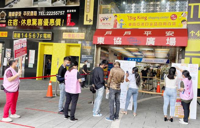 國際疫情嚴峻，中市勞工局持續宣導雇主及移工加強防疫。（台中市政府提供）