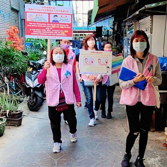 台中市政府勞工局利用假日在移工較常聚集處走動式宣導。（台中市政府提供）
