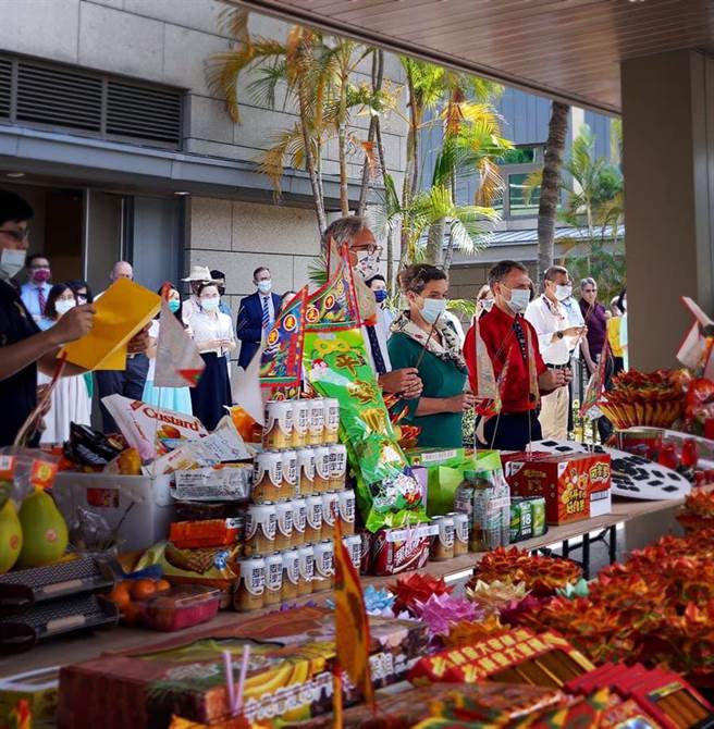 美国在台协会贴出普度活动照片，网友直呼超专业。(图翻摄自美国在台协会脸书)