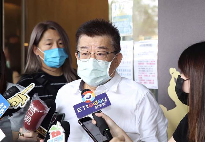 导演李佑寧到导演李行追思灵堂致意。（陈俊吉摄）