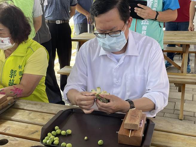 桃園市長鄭文燦22日指出，高端疫苗23日開打桃園有5萬3000人將接種，且一天就能打完。(呂筱蟬攝)