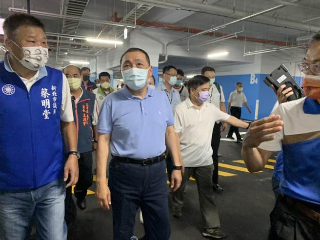 侯友宜22日上午前往视察三重区光荣国小新建停车场（交通局提供／戴上容新北传真）