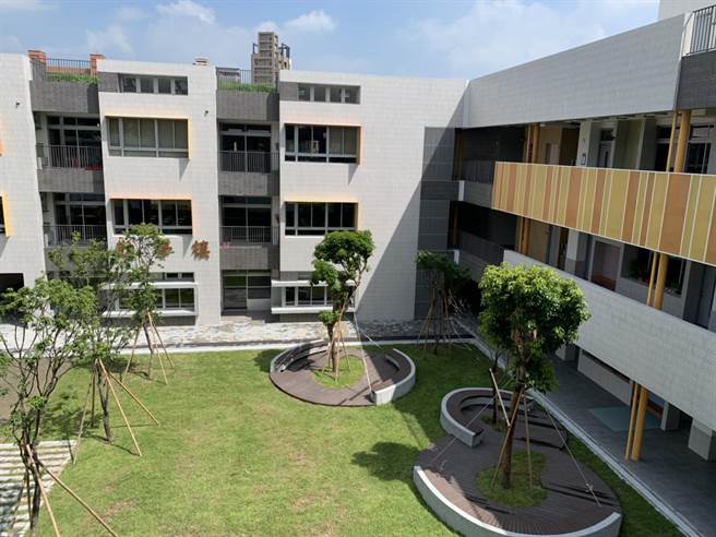 市府于2018年开始着手计画，光荣国小採用施工难度较高的「穿着衣服改衣服」方式进行，将施工影响减至最低。（交通局提供／戴上容新北传真）