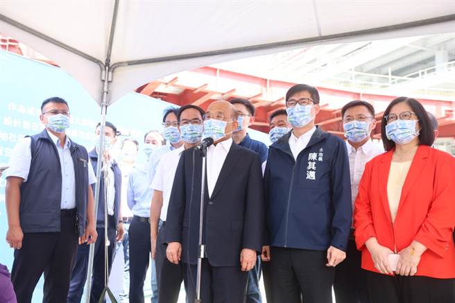 行政院長蘇貞昌22日南下高雄參加高雄願景館啟動儀式，對於新兵入伍打高端恐被當白老鼠一事，未正面回應，僅強調國防部會做最好的安排。（高雄市政府提供／石秀華高雄傳真）