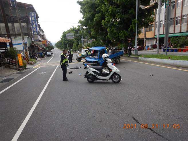 鷹眼所長認出贓車，一路保持距離跟監，最後偷車賊自撞分隔島受傷落網。賴姓嫌犯偷走藍色小貨車，自撞分隔島，狼狽落網。（東勢分局提供／王文吉台中傳真）